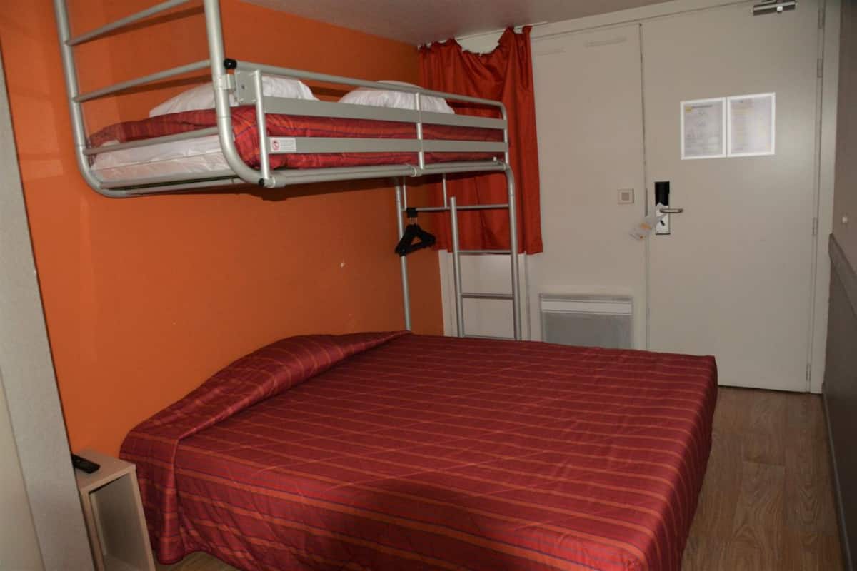 Chambre Standard, plusieurs lits (1 Double and 1 Single bed) | Bureau, rideaux occultants, fer et planche Ă repasser