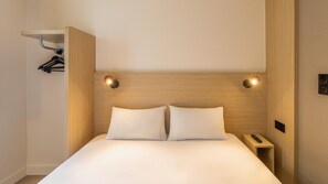 Standard Room, 1 Queen Bed | Desk, blackout drapes, iron/ironing board, free cribs/infant beds - Premiere Classe Biarritz (Biarritz)