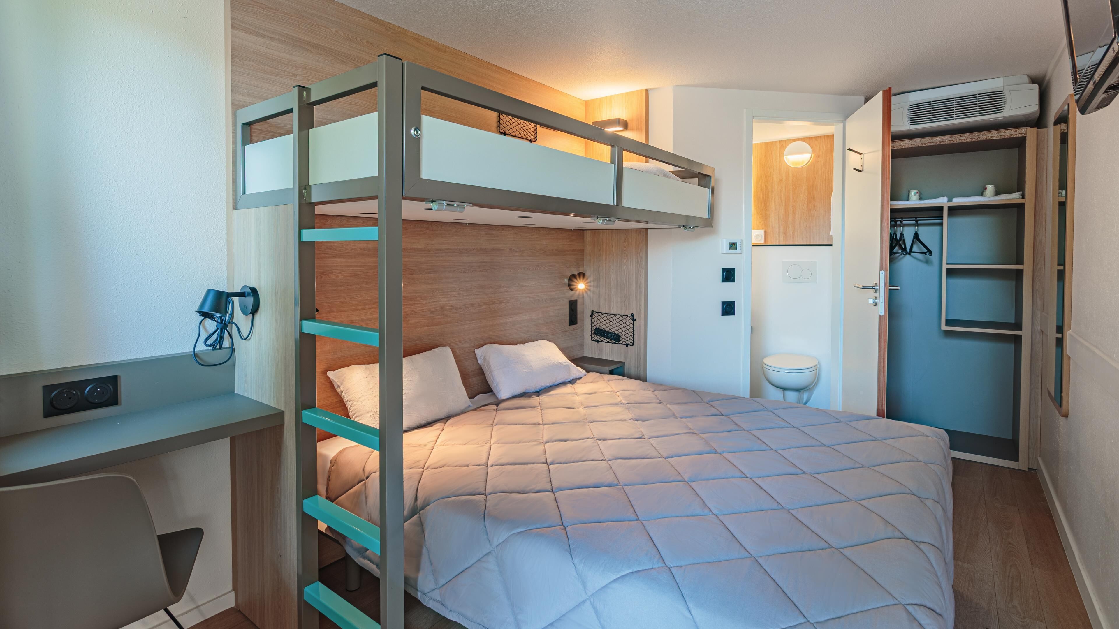 Quarto standard, 1 cama Queen e sofá-cama | Escrivaninha, cortinas blackout, ferros/tábuas de passar roupa