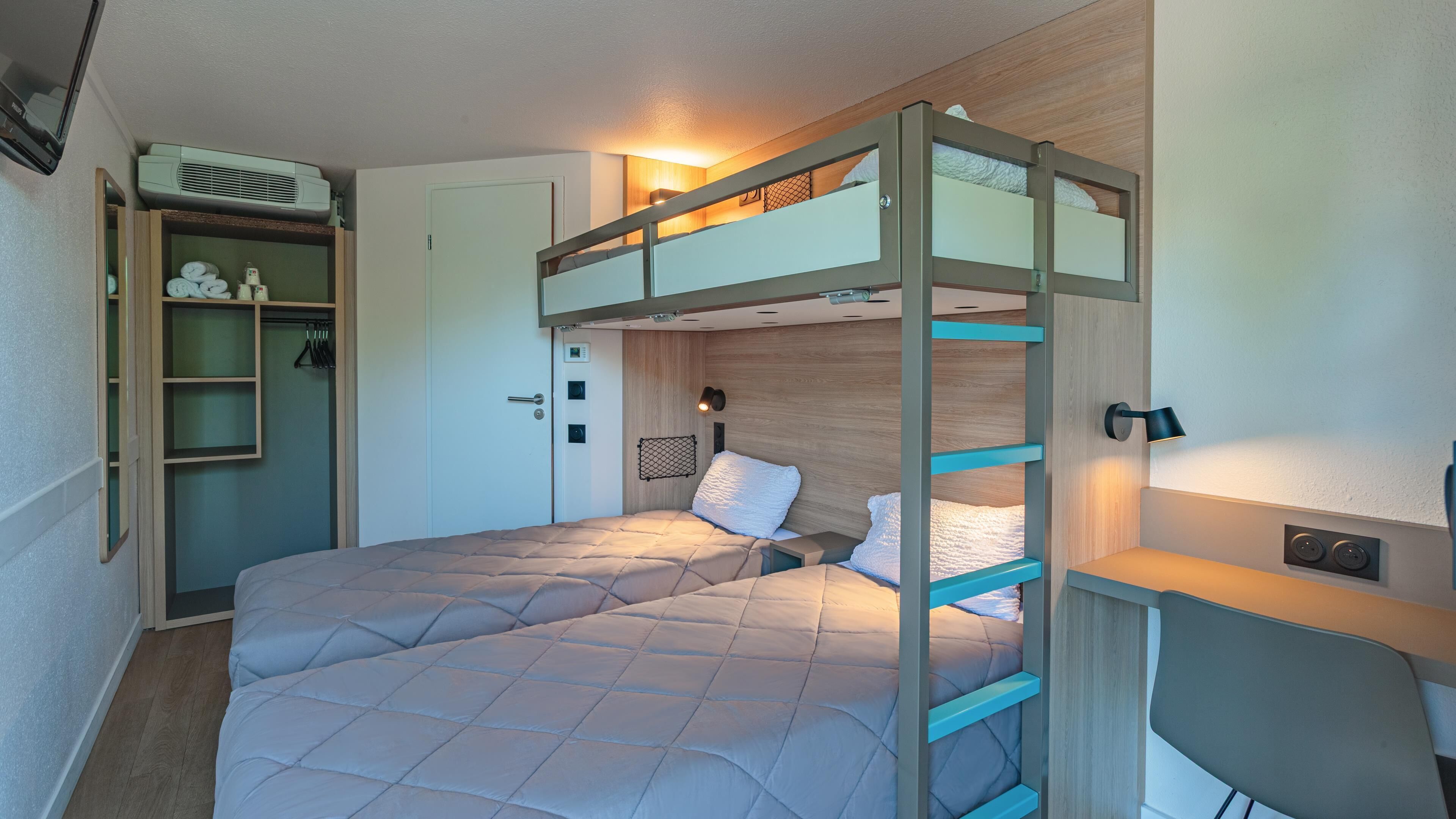 Quarto standard, várias camas | Escrivaninha, cortinas blackout, ferros/tábuas de passar roupa