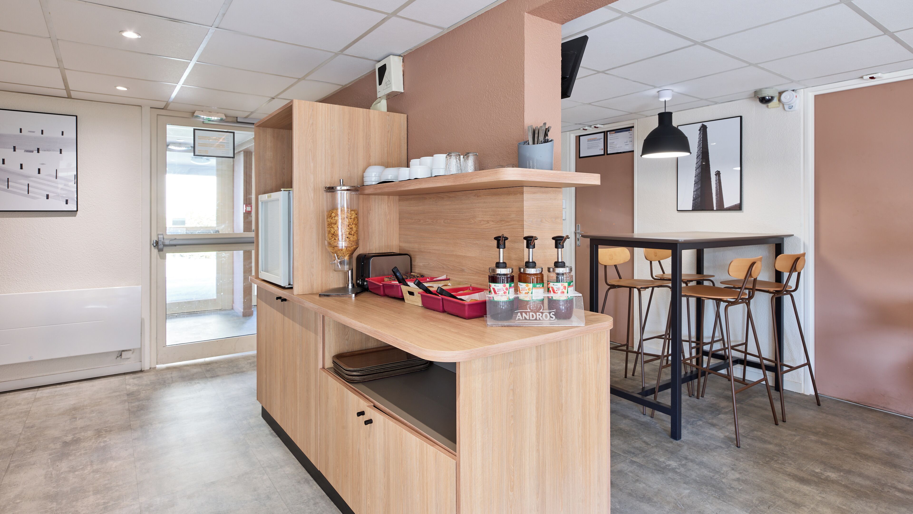 Daily buffet breakfast (EUR 6.90 per person)