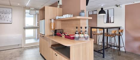 Desayuno buffet (EUR 6.90 por persona)