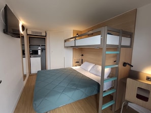 Quarto standard, várias camas (1 Double and 1 Single bed) | Individualmente mobiliados, escrivaninha