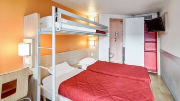 Standardrum - 3 enkelsängar | Skrivbord, mörkläggningsgardiner, gratis wi-fi och sängkläder