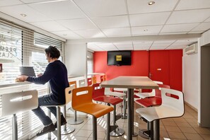 Daily buffet breakfast (EUR 7.20 per person) - Premiere Classe Bordeaux Sud-Pessac Becquerel (Pessac)