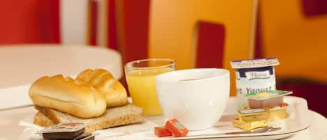 Se ofrece un desayuno para llevar (6.2 EUR por persona)