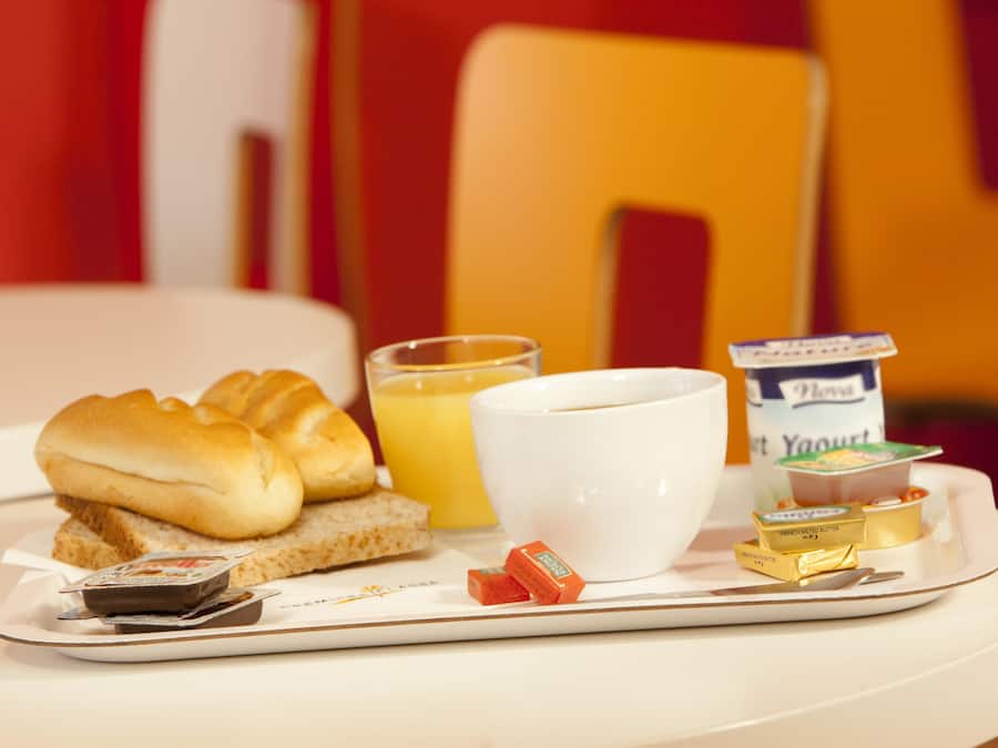 Daily to-go breakfast (EUR 6.50 per person)