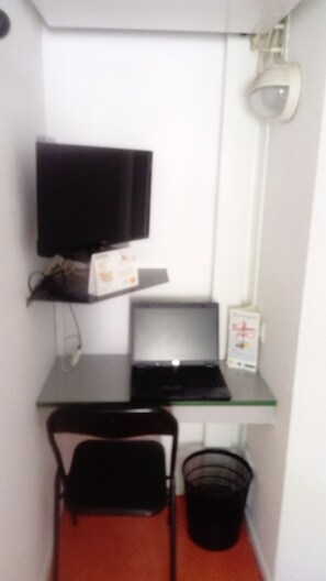 Habitación estándar, varias camas (1 Double and 1 Single bed) | Escritorio, wifi gratis y ropa de cama 