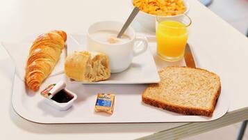 Petit déjeuner buffet (6.90 EUR par personne)