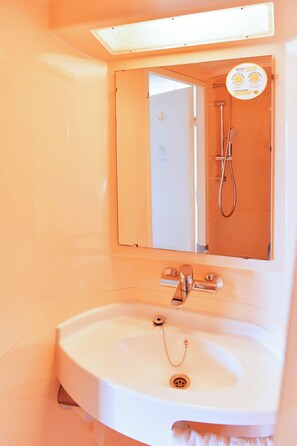 Ducha, artículos de higiene personal gratuitos y toallas