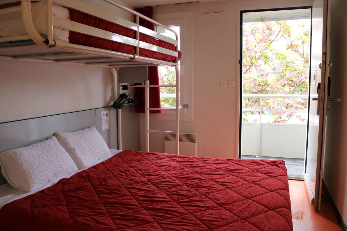 Rom – standard, flere senger (1 Double and 1 Single bed) | Skrivebord, blendingsgardiner og strykejern/-brett