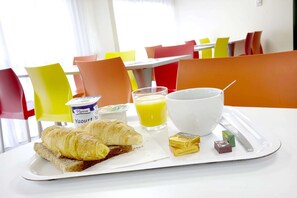 Daily buffet breakfast (EUR 6.50 per person) - Premiere Classe Niort Est - La Crèche (La Creche)