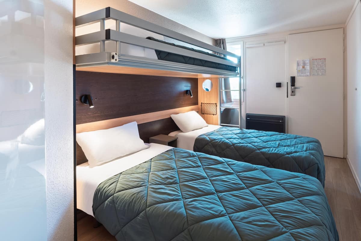 1 bedroom, desk, blackout drapes, free cribs/infant beds