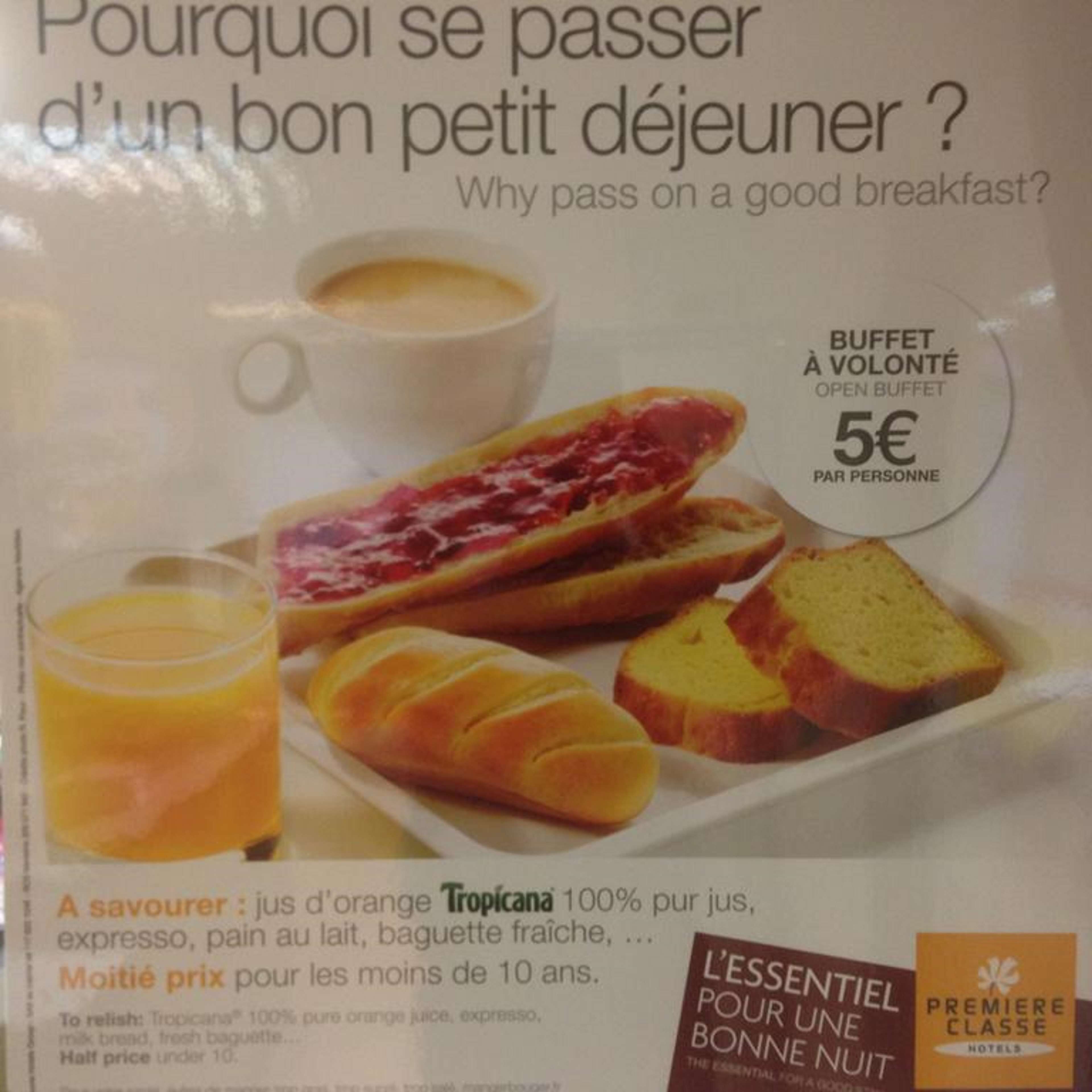 Een advertentie voor ontbijt met een koffiekop, sinaasappelsap en diverse ontbijtartikelen.