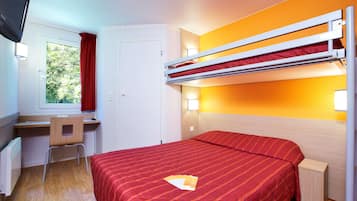 Una habitación de hotel pequeña con una cama litera, un escritorio y una silla.