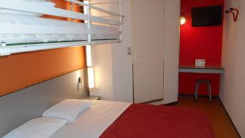 Standardværelse - flere senge (1 Double and 1 Single bed) | Premium-sengetøj, skrivebord, mørklægningsgardiner