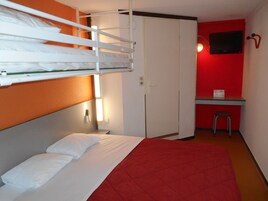 标准房, 多张床 (1 Double and 1 Single bed) | 高档床上用品、办公桌、遮光窗帘、熨斗/熨板