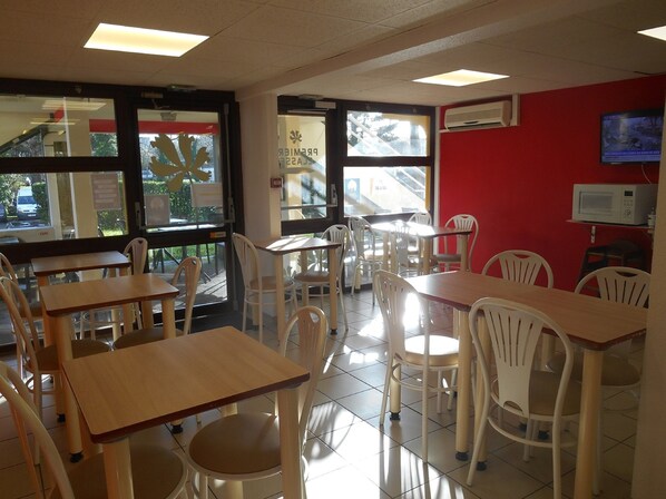 Daily buffet breakfast (EUR 6.9 per person)