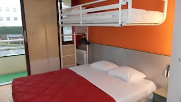 标准房, 多张床 (1 Double and 1 Single bed) | 客房景观