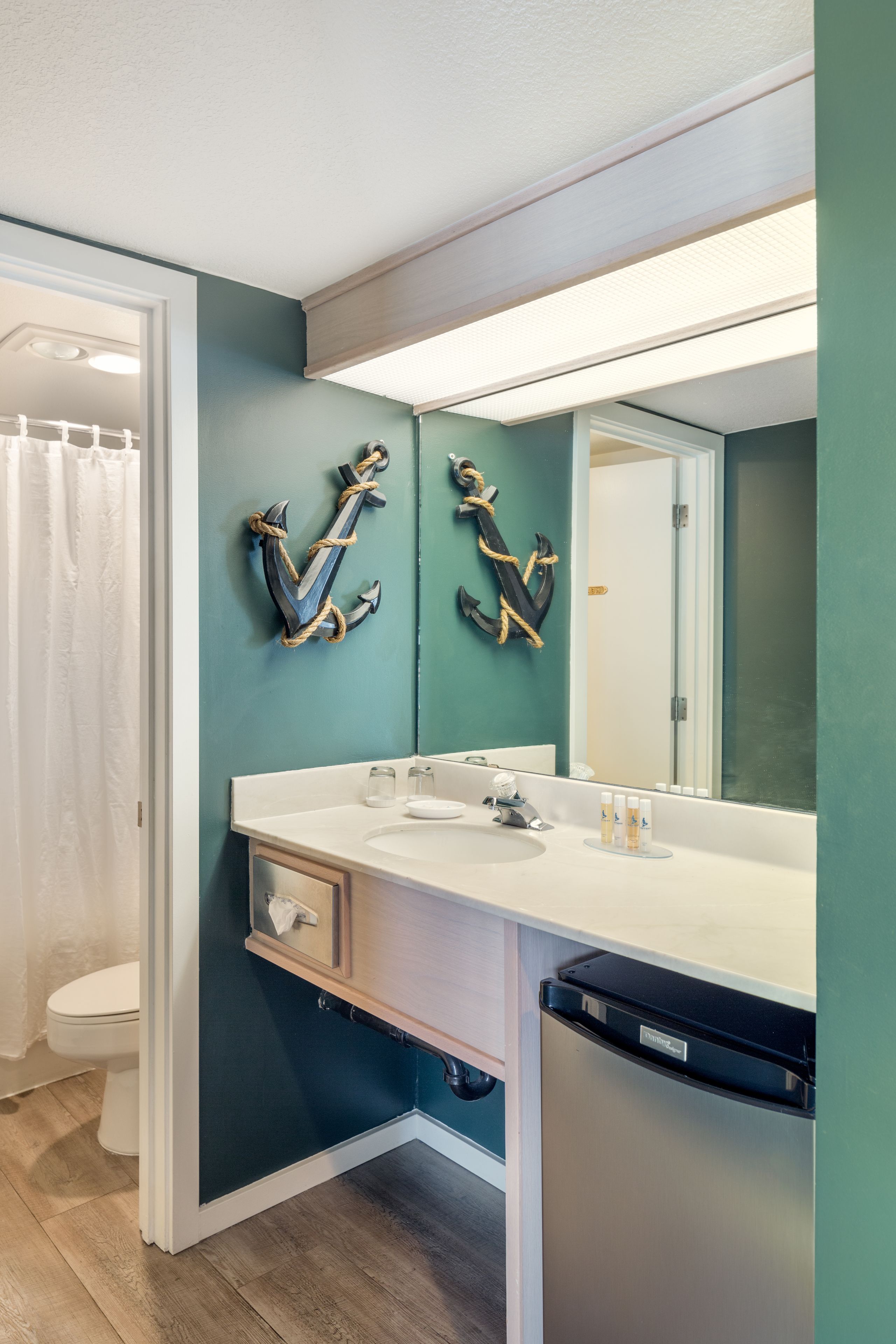 combined shower/bathtub, eco-friendly toiletries, hair dryer, towels