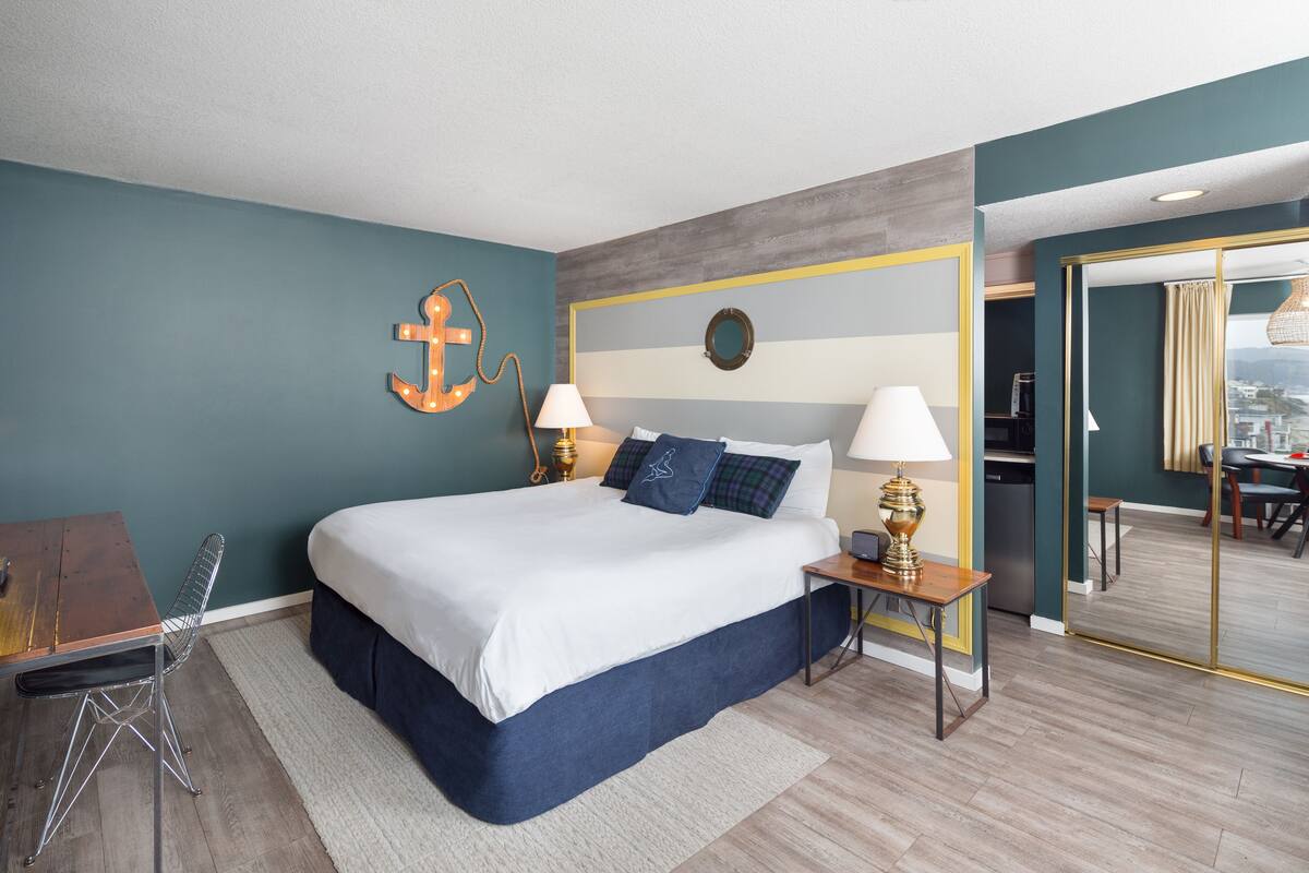 Une chambre moderne avec un grand lit, des tables de chevet, un bureau et une chaise.