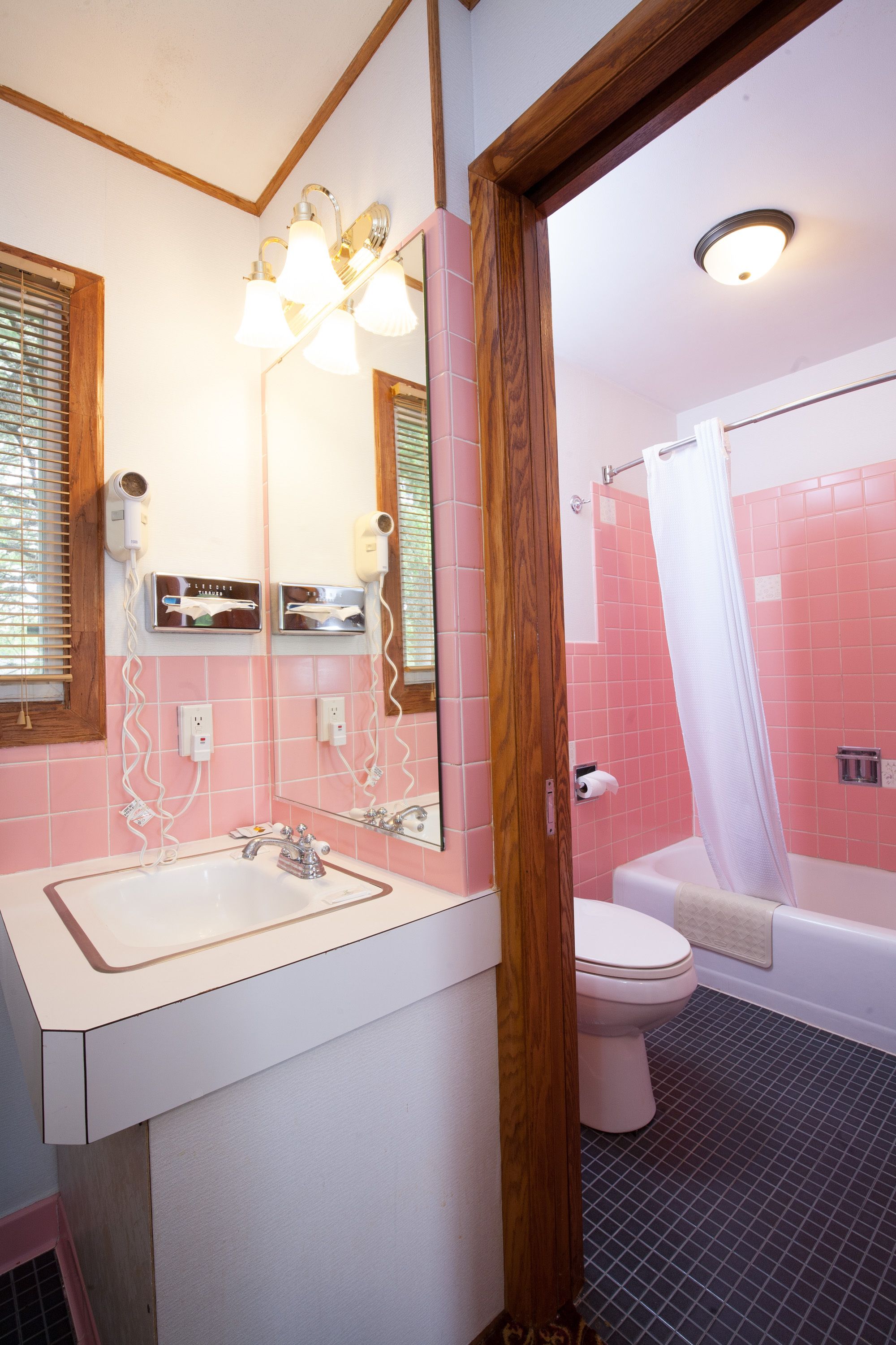 Standard Room, 1 King Bed, Non Smoking, City View | Bathroom | Shower, free toiletries, hair dryer, towels