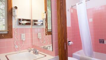 Standard Room, 1 King Bed, Non Smoking, City View | Bathroom | Shower, free toiletries, hair dryer, towels