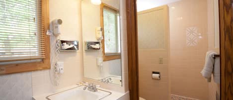 Habitación estándar, 2 camas matrimoniales, para no fumadores, vista a la ciudad | Baño | Regadera, amenidades de baño gratuitas, secadora de cabello, toallas