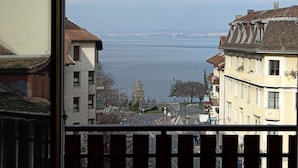 Une vue d’une ville côtière, avec des bâtiments donnant sur une étendue d’eau.