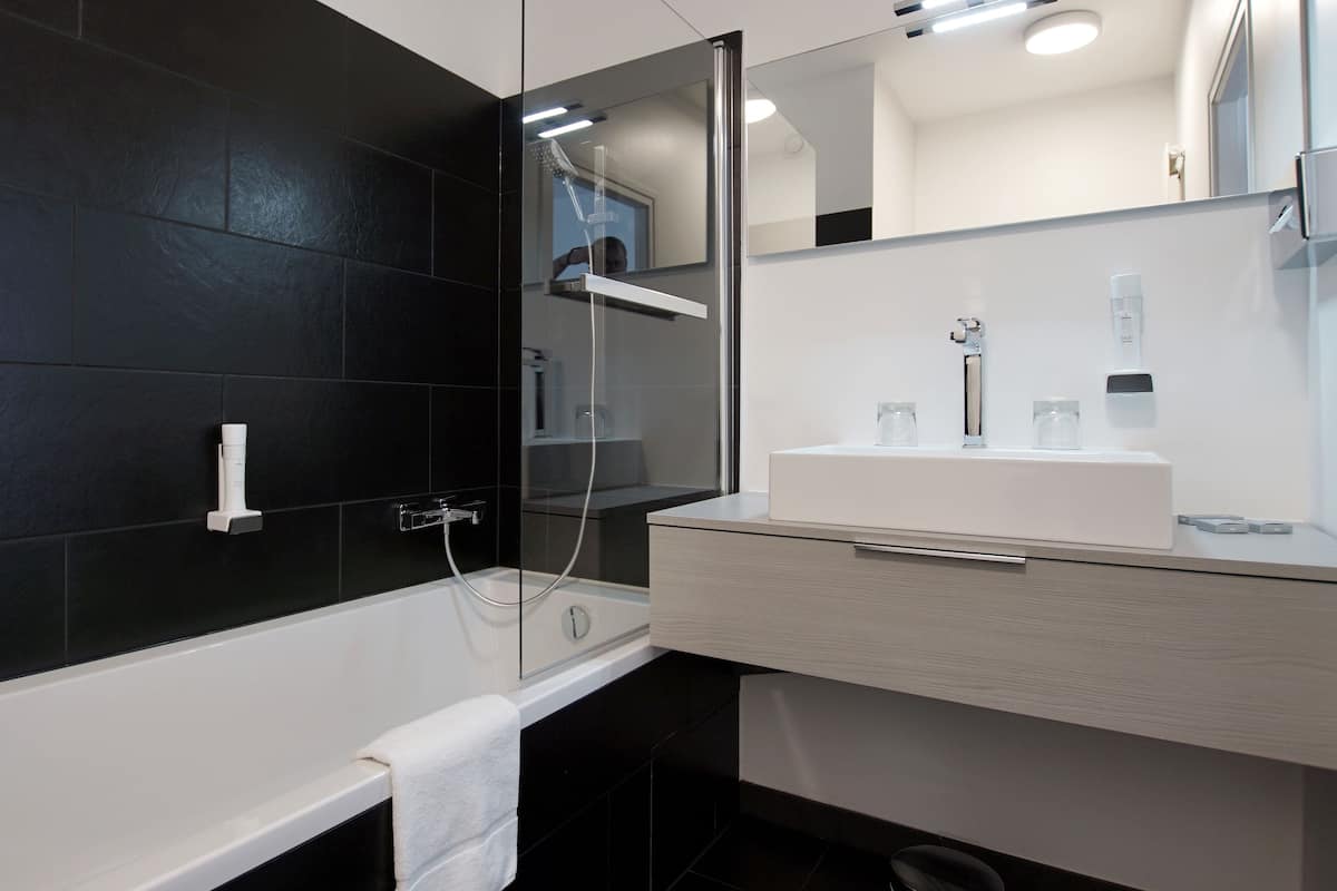 superior double room, balcony | bathroom | shower, hydromassage showerhead, free toiletries, hair dryer