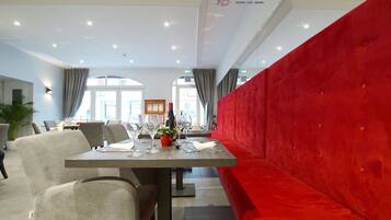 Déjeuner et dßner servis sur place, spécialités Cuisine française