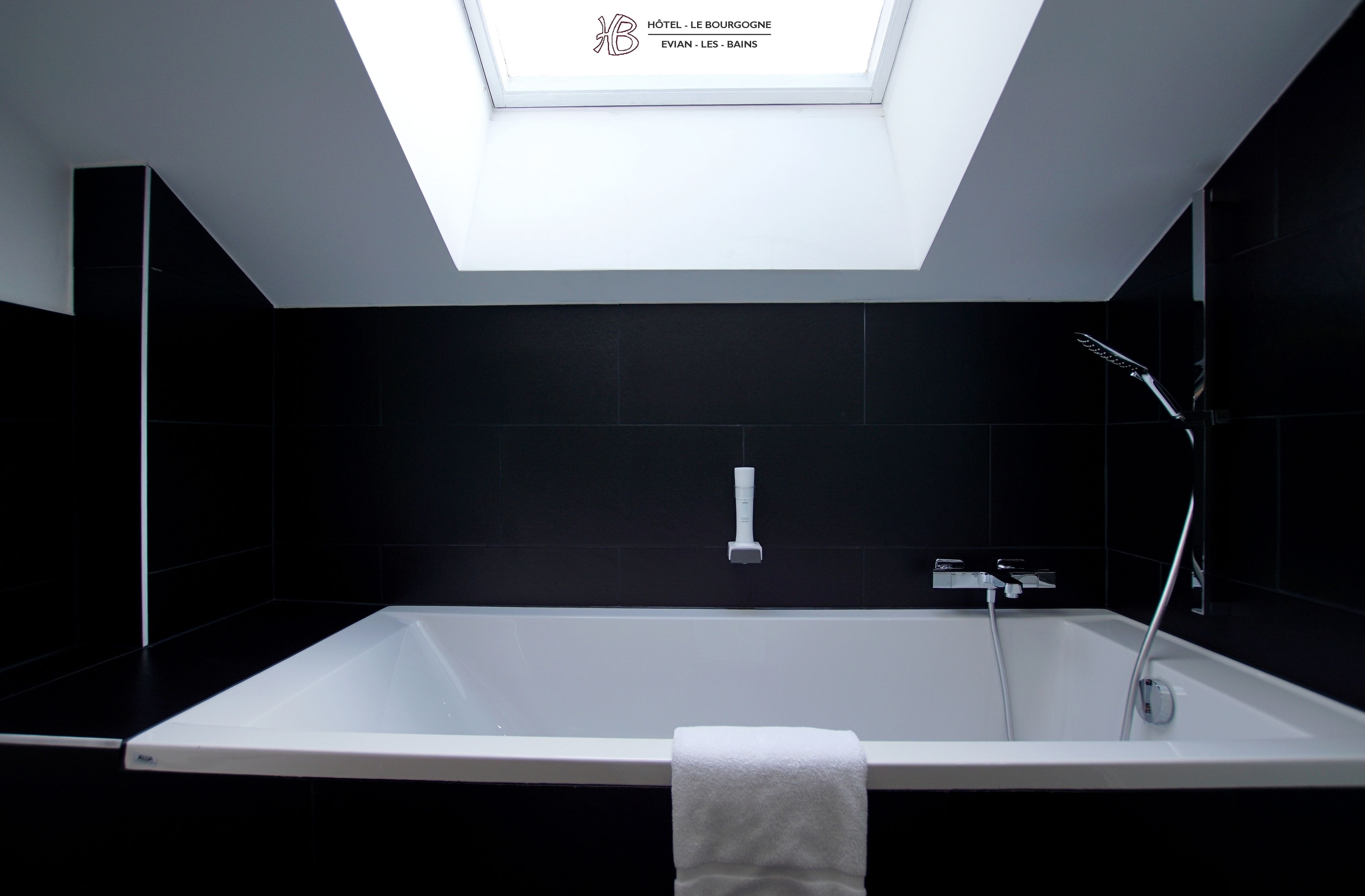 chambre deluxe vue sur lac ( sans balcon ) | bathroom | shower, hydromassage showerhead, free toiletries, hair dryer