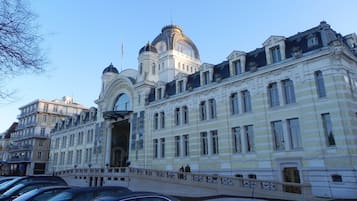 Ein großes, historisches Gebäude mit klassischer Architektur, darunter eine markante Kuppel und ein Rundbogenportal.