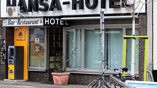 A building with a sign reading "Hansa-Hotel Bar Restaurant". - Hansa Hotel (Düsseldorf)