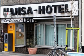 A building with a sign reading "Hansa-Hotel Bar Restaurant". - Hansa Hotel (Düsseldorf)