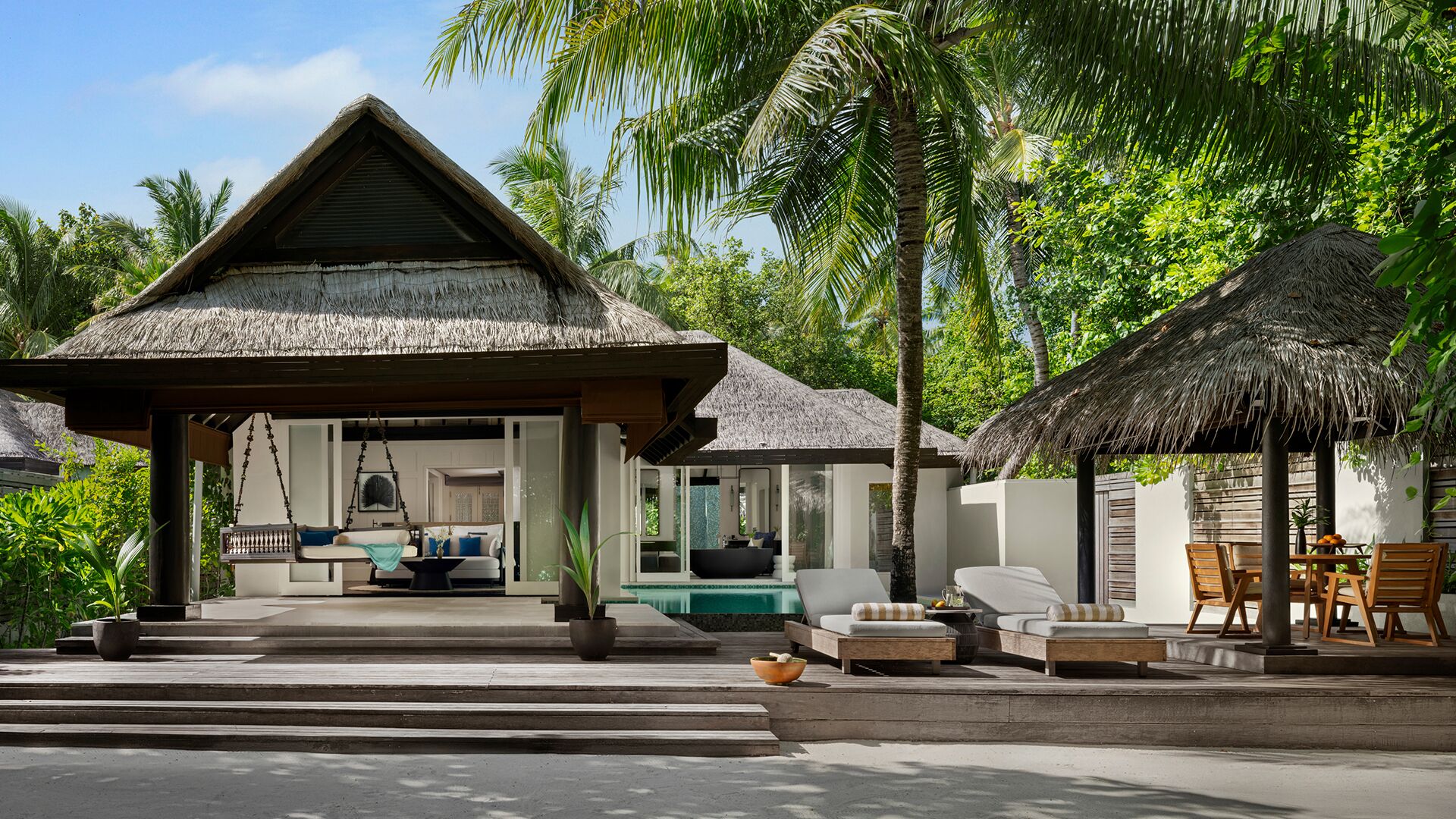 Beach House with Pool | Bộ trải giường bằng vải Frette của Ý, bộ đồ giường cao cấp, minibar 