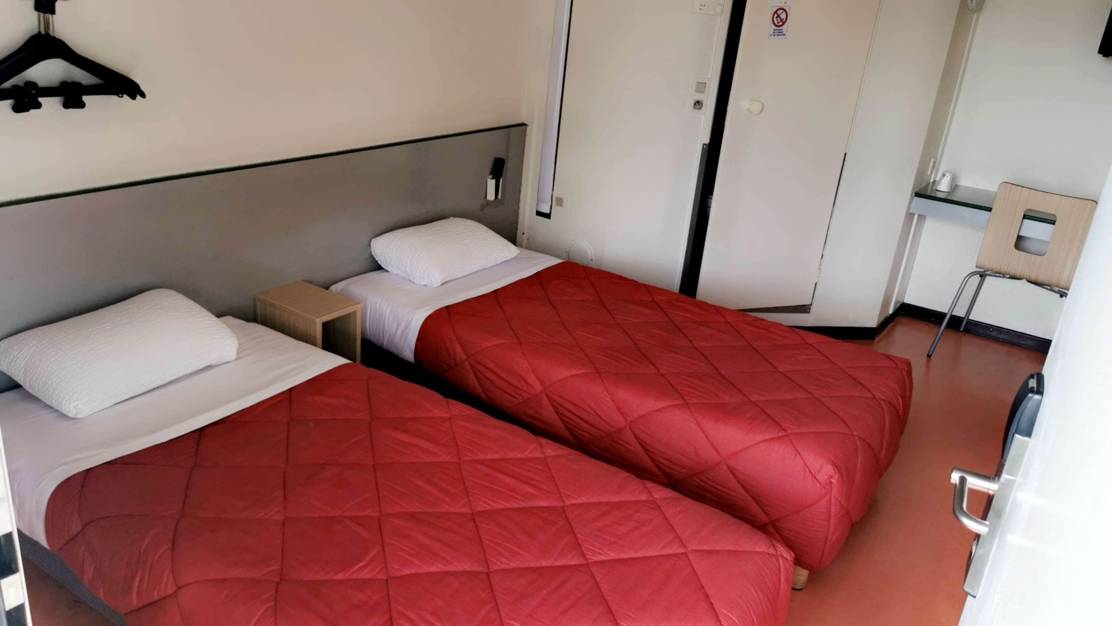 Desk, soundproofing, free WiFi, bed sheets