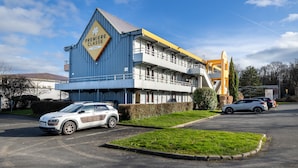 Un hôtel dont l’enseigne bien visible indique : « Premier Class Hotels ».