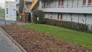 Un bâtiment moderne aux couleurs jaune et blanc, doté d’un escalier menant à un niveau supérieur.
