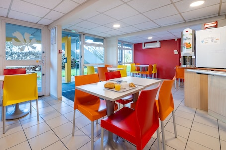 Petit déjeuner buffet servi tous les jours en supplément. Premiere Classe Angers Ouest - Beaucouzé