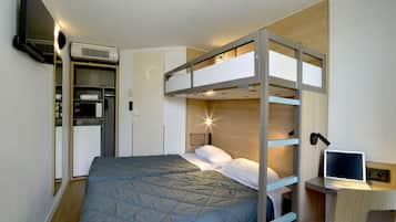 Une chambre avec un lit superposé, un bureau et un téléviseur.
