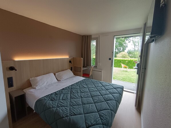 Premium bedding, desk, iron/ironing board, free WiFi