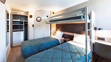 Habitación estándar, varias camas | Escritorio, cortinas blackout, cunas gratuitas y wifi gratis