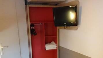 Escritorio, cortinas blackout, wifi gratis y ropa de cama