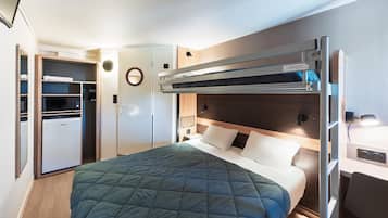 Habitación estándar, varias camas | Escritorio, cortinas blackout, cunas gratuitas y wifi gratis