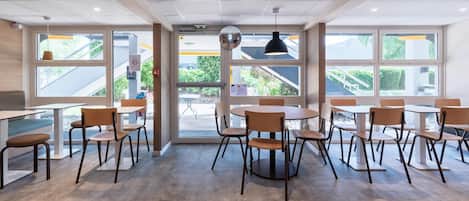 Desayuno buffet diario (EUR 7.20 por persona)