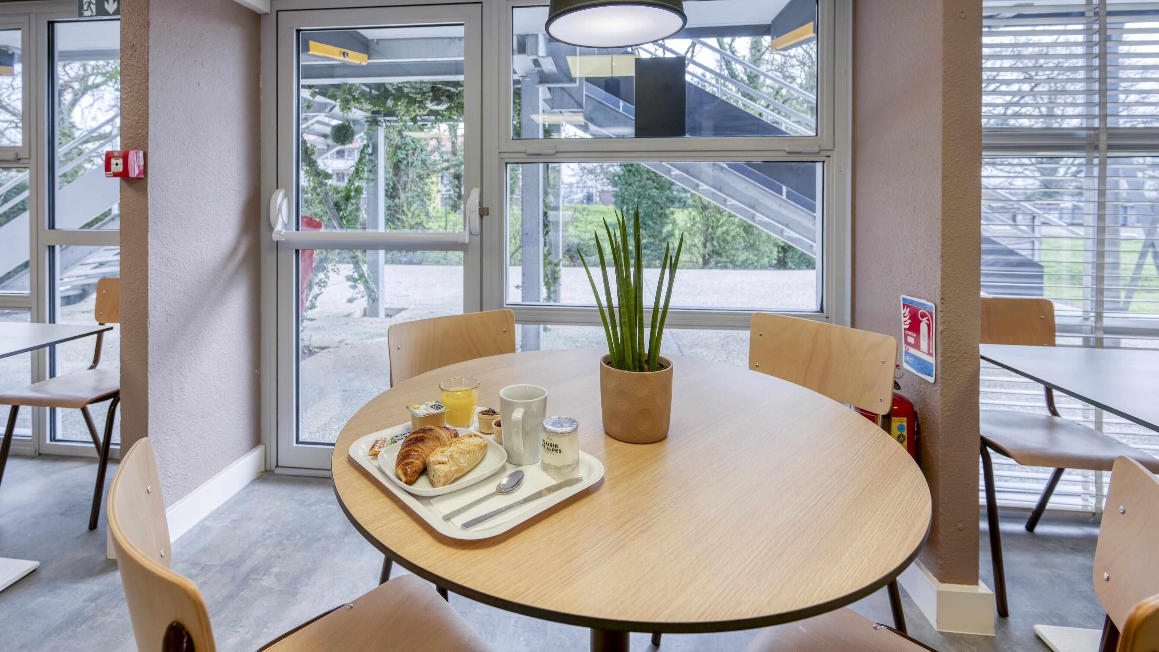 Café da manhã com buffet todos os dias mediante uma taxa