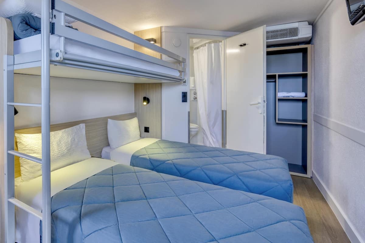 Standard Room, Berbilang Katil | Meja, langsir/tirai gelap terus, Wi-fi percuma, cadar katil 