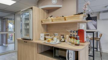 Petit déjeuner buffet servi tous les jours en supplément