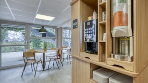 Daily buffet breakfast for a fee - Premiere Classe Bordeaux Sud - Villenave d'Ornon (Villenave-d'Ornon)